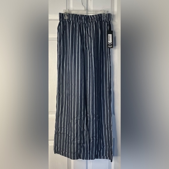NWT Womans Motion Striped Wide Legged Pants in Pristine Condition!! - Picture 3 of 9